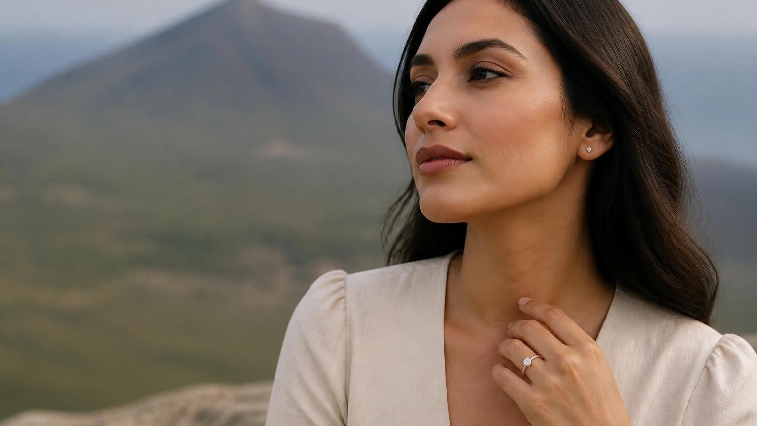 Best engagement rings in Tepic — elegant woman with Satéur Destinée Ring, Cerro de San Juan volcano behind