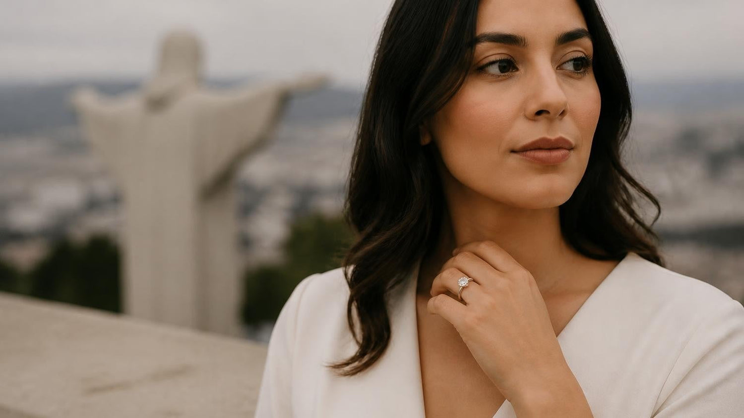 Best engagement rings in Torreón — elegant woman with ring, Cristo de las Noas overlooking the city