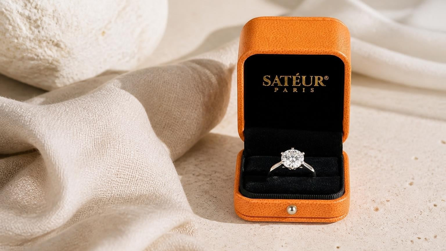 Satéur Destinée Ring in open orange Satéur box, pale travertine