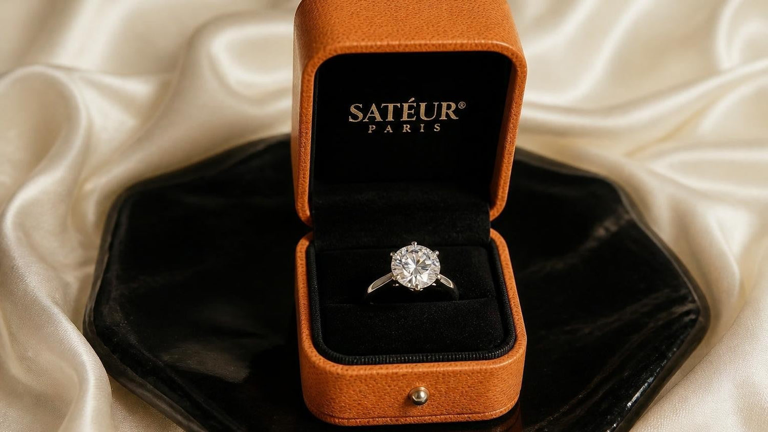 Open Satéur box with diamond simulant ring on ivory silk — how to evaluate a diamond ring