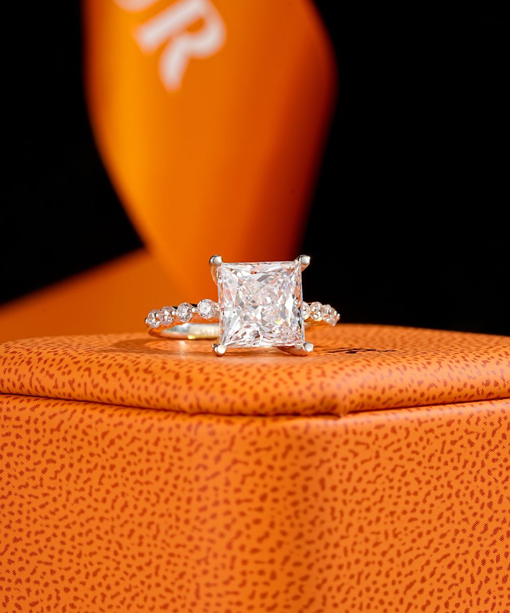 Satéur Lumière Ciselée Diamond Ring™, 18K White Gold
