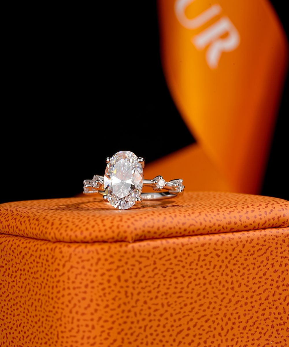 Satéur Lumière Ovale Diamond Ring™, 18K White Gold