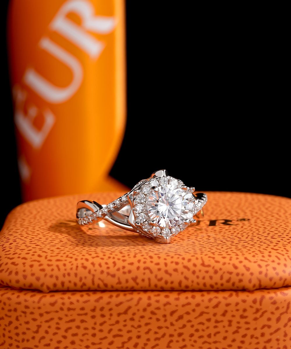 Satéur Majesté Éclatante Diamond Ring™, 18K White Gold