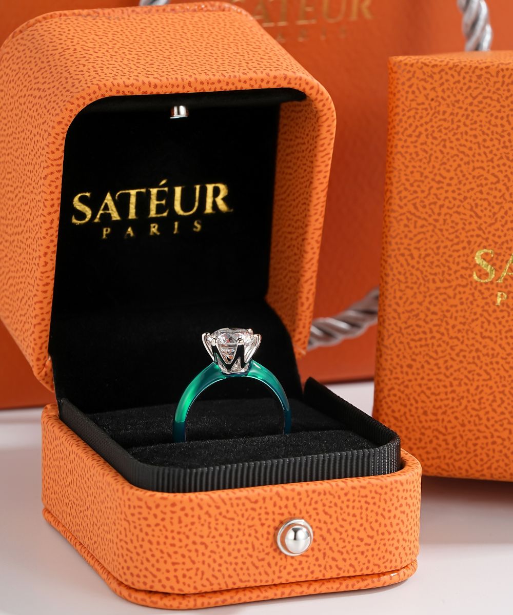 Satéur Colorée Peacock Green Diamond Ring™, 18K White Gold