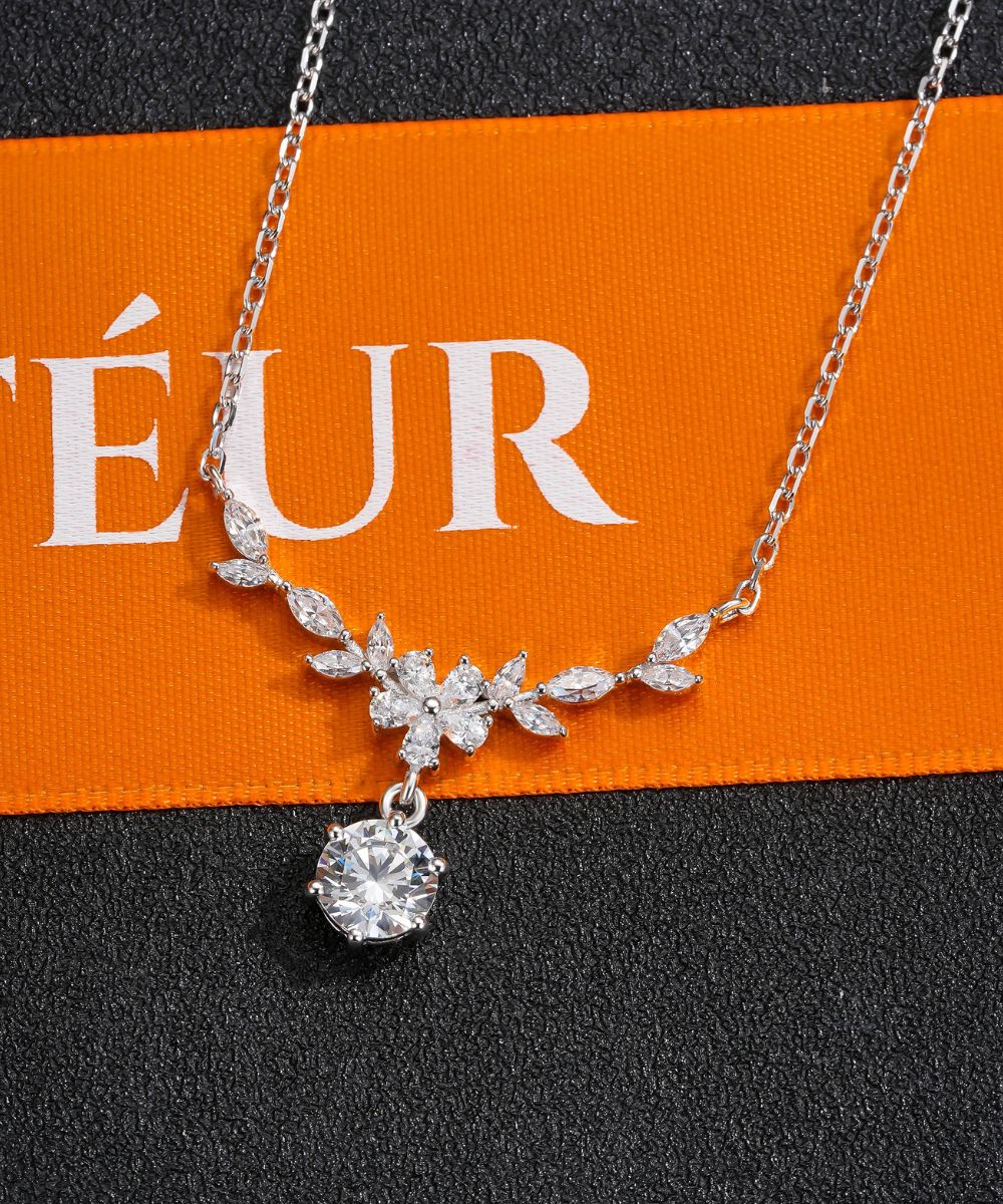 Satéur Fleur de Versailles Diamond Necklace™, 18K White Gold