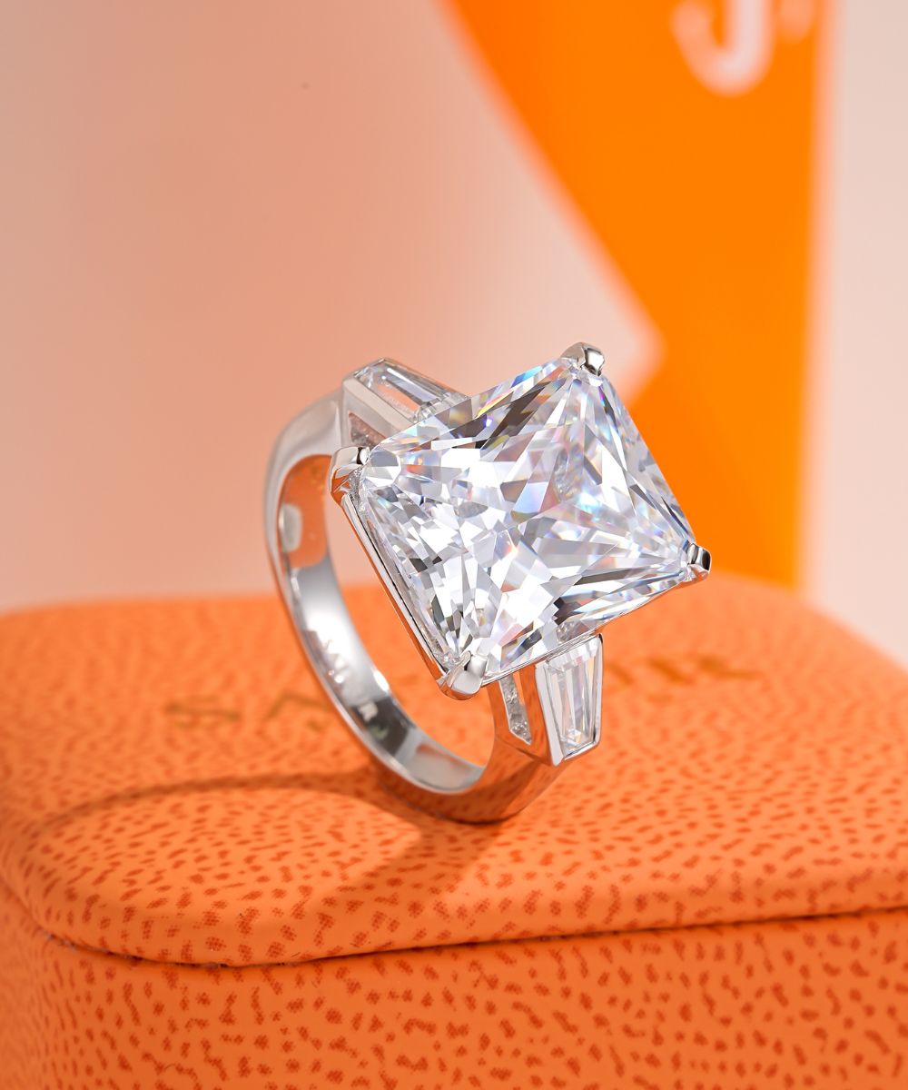 Satéur Légende 1956 Diamond Ring™, 18K White Gold