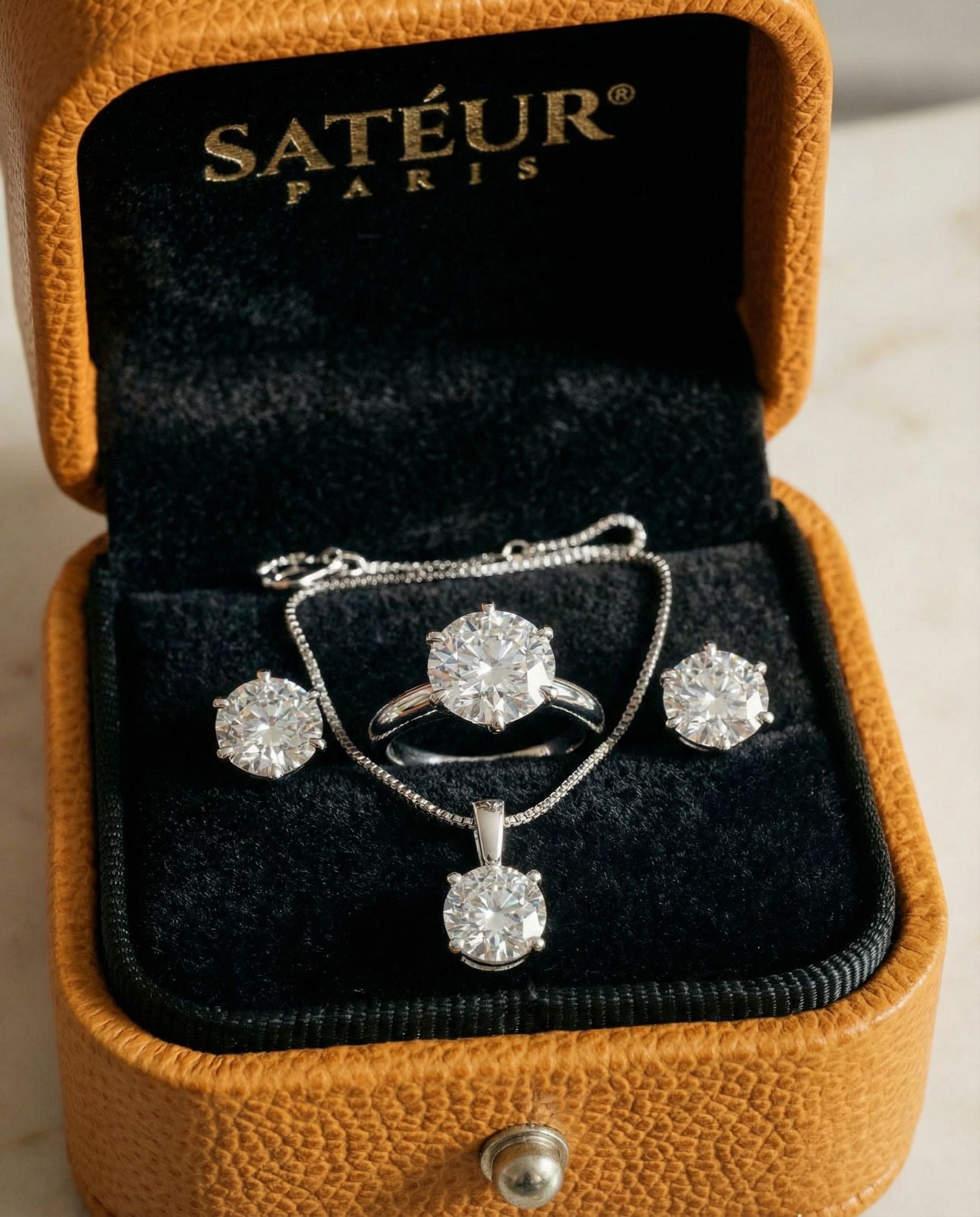 Satéur box close-up with Destinée Trio