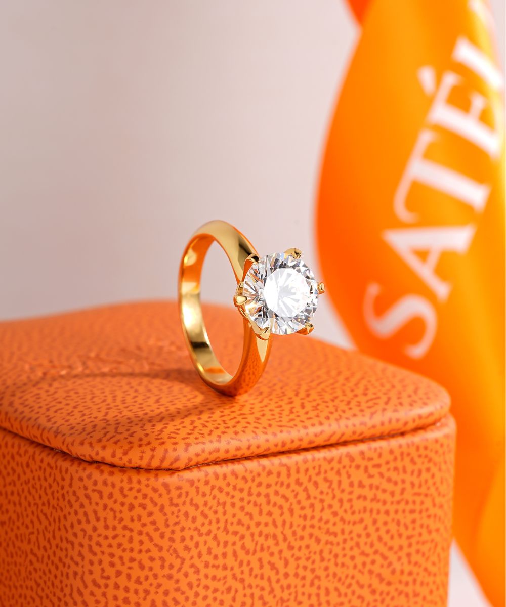 Satéur Aurous Gold Destinée 鑽戒™,18K 金,圓形切割