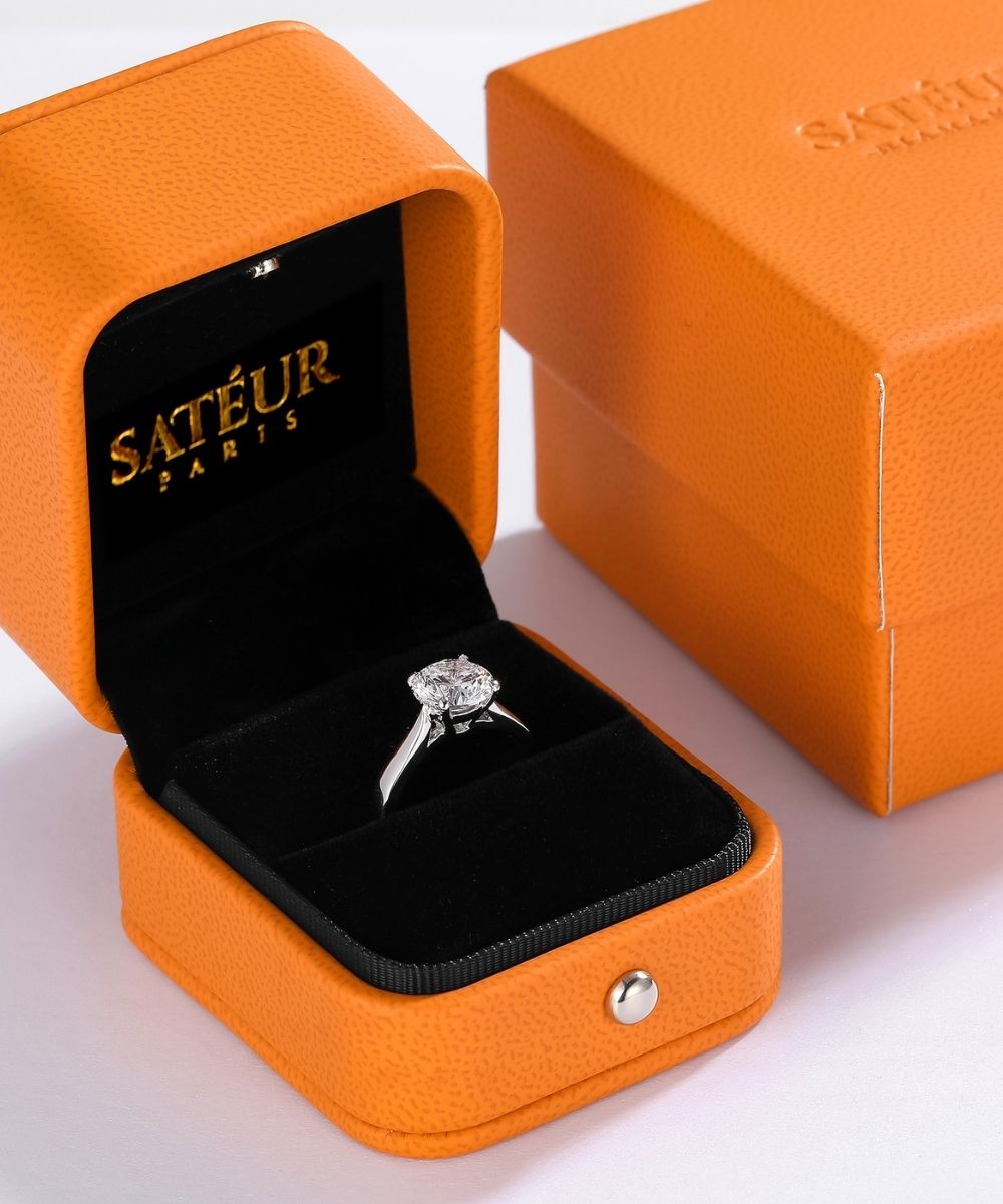 Satéur Pierre d’Amour Diamond Ring™, 18K White Gold, Round Cut