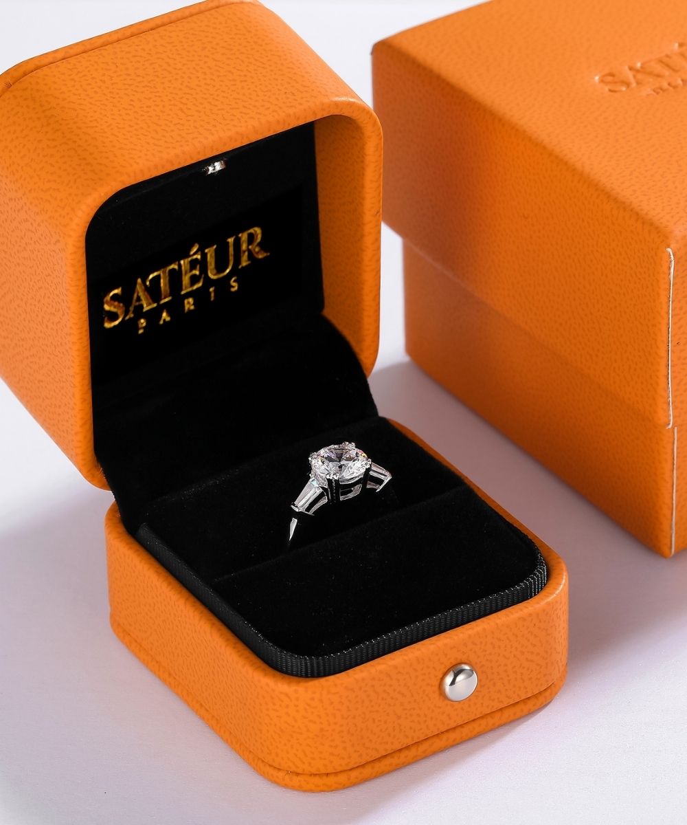 Satéur Lien d’Amour Diamond Ring™, 18K Weißgold, Runde Schliff