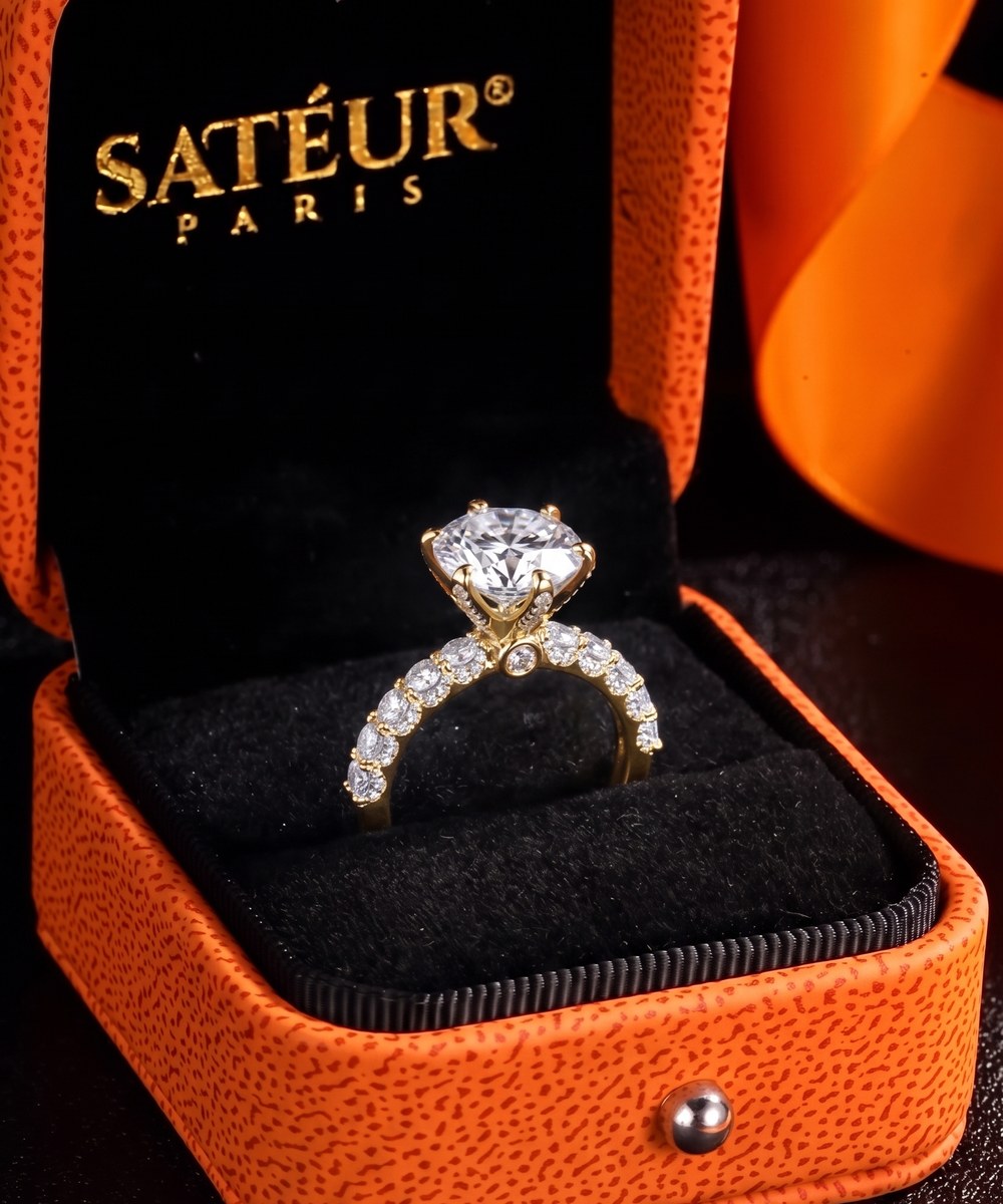 Satéur Aurous Gold Victoire Ring — 18K gold finish diamond-look solitaire — black-04