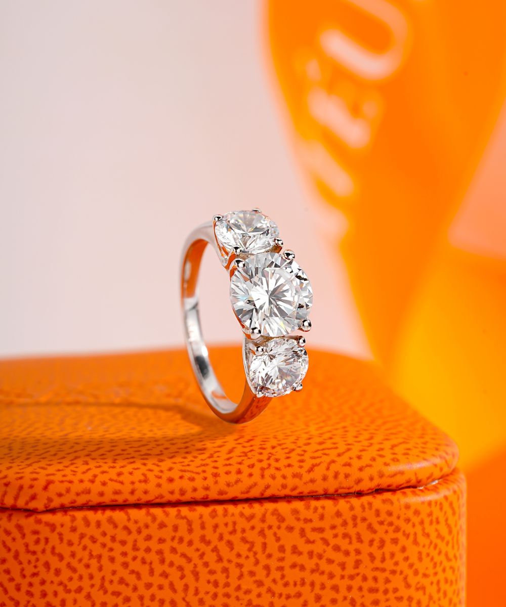 Satéur Tri-pierre 钻戒™,18K白金,圆形切割