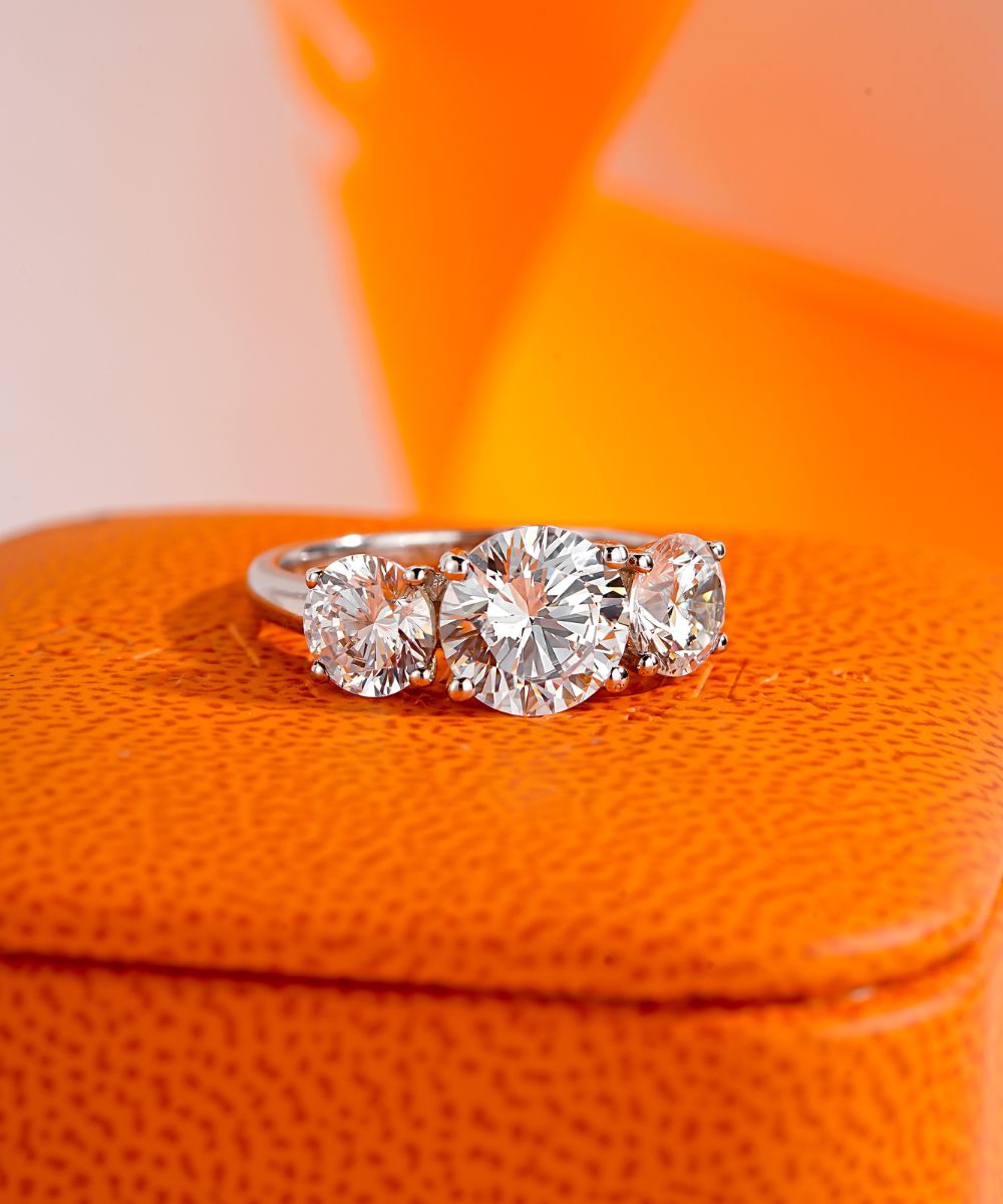 Satéur Tri-pierre 钻戒™,18K白金,圆形切割