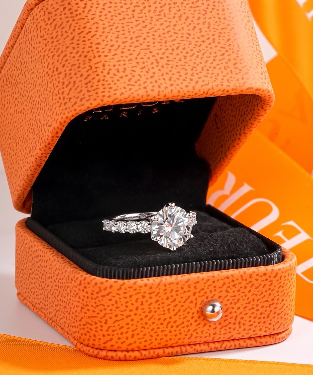 Satéur Victoire Ring — white gold finish diamond-look solitaire — white-03