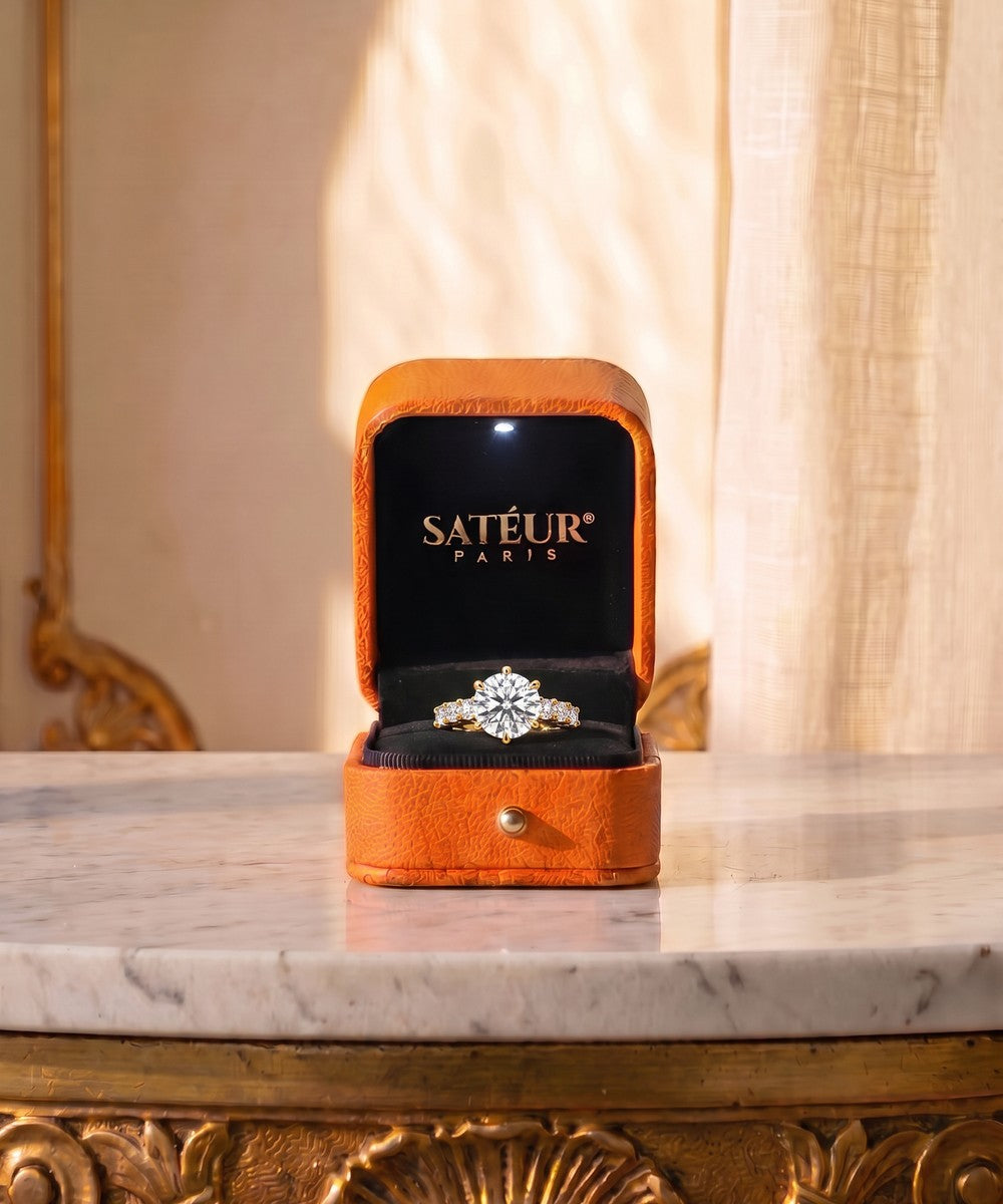 Satéur Aurous Gold Victoire Ring — in the orange Satéur box