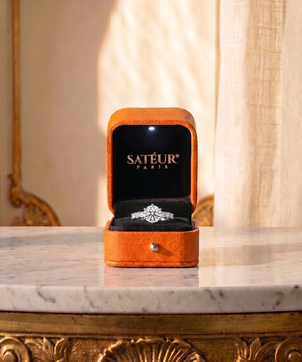 Satéur Victoire Ring in the orange Satéur box