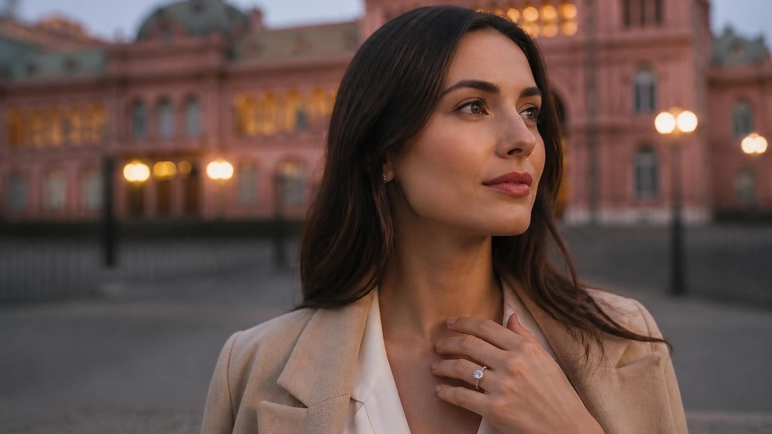 Best engagement rings in Argentina — elegant woman with Satéur Destinée ring at Casa Rosada, Buenos Aires
