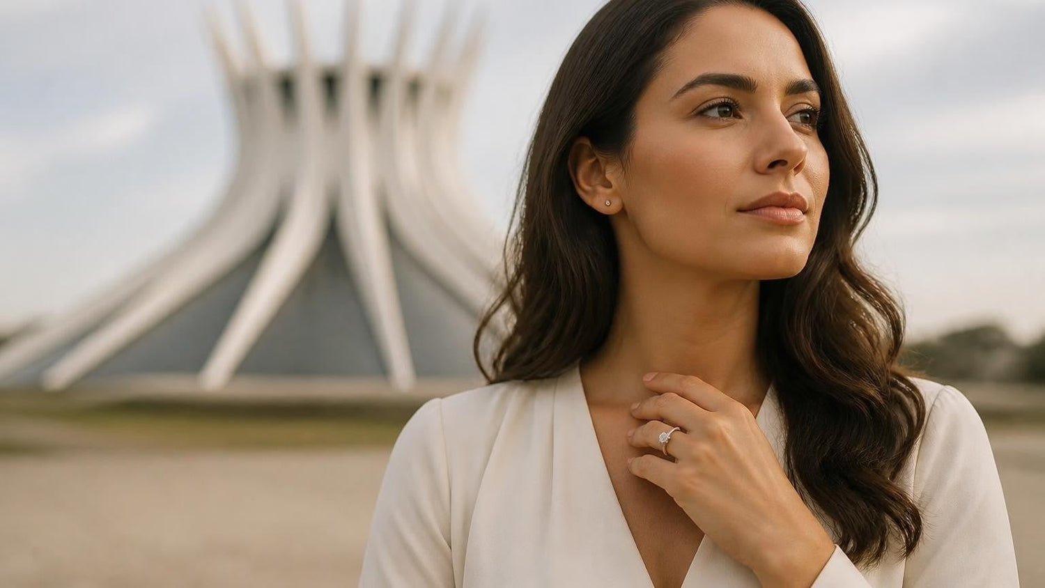 Best engagement rings in Brasília — elegant woman with Satéur Destinée Ring, Niemeyer Cathedral Metropolitana behind