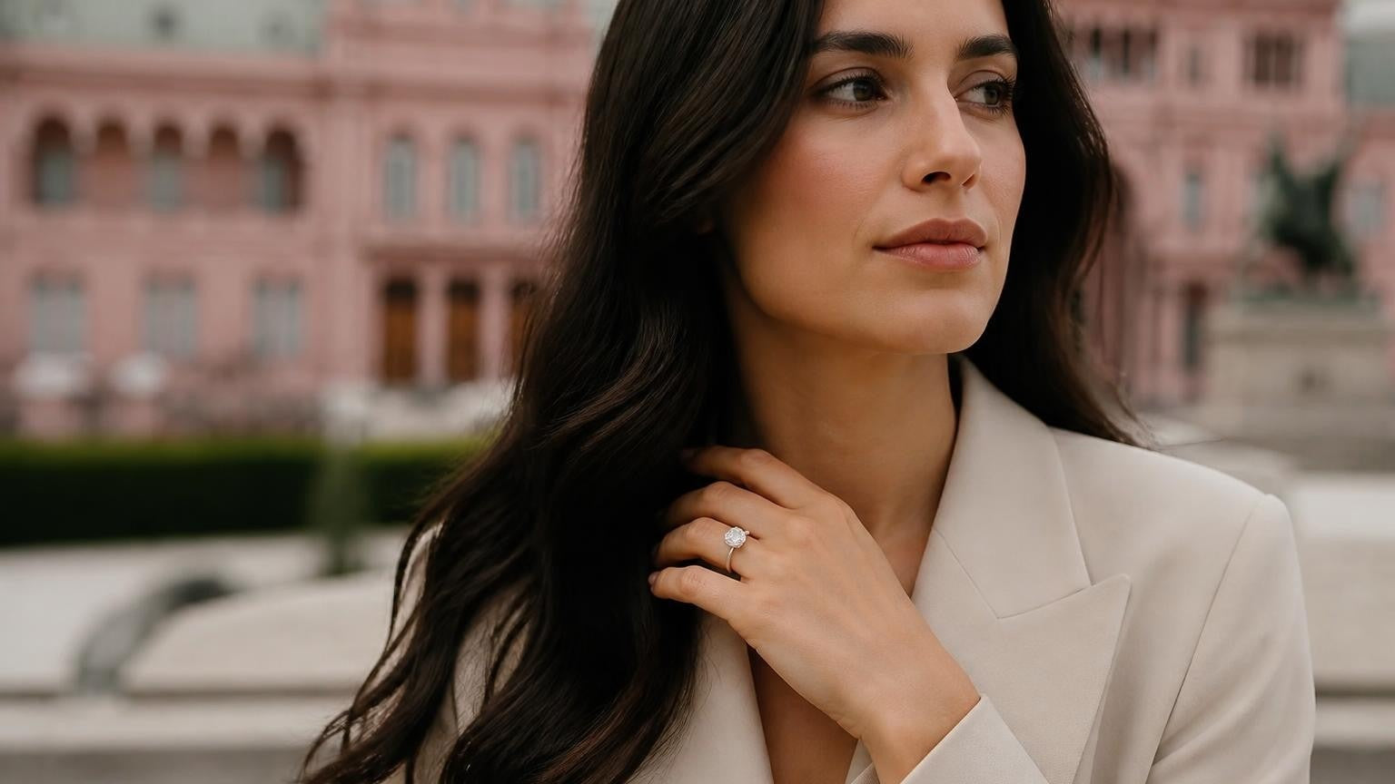 Best engagement rings in Buenos Aires — Satéur Destinée Ring with Casa Rosada backdrop