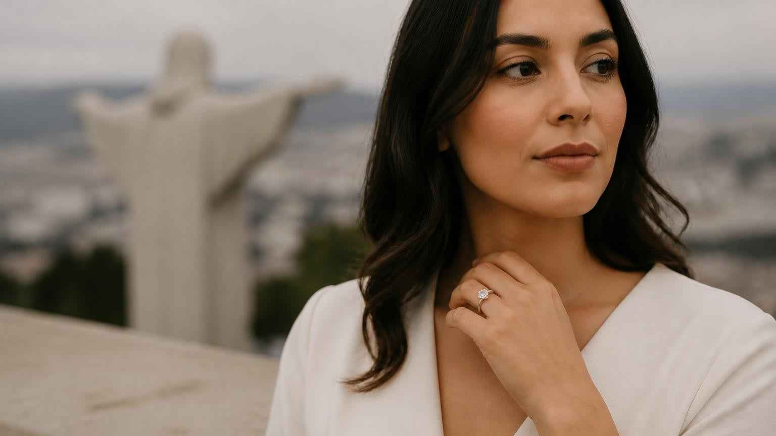 Best engagement rings in Torreón — elegant woman with ring, Cristo de las Noas overlooking the city