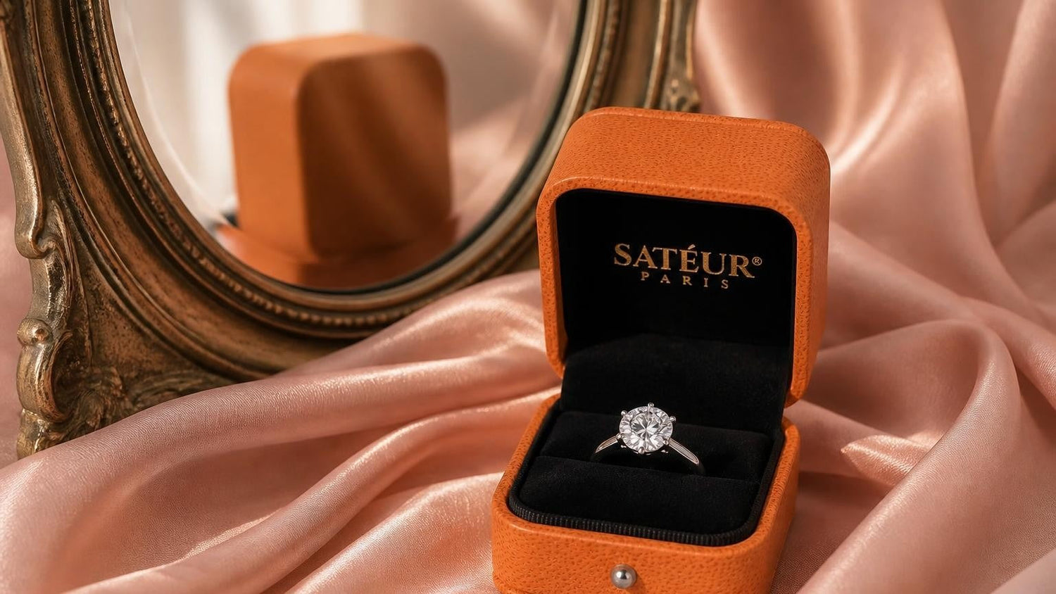 Types of engagement ring settings — Satéur solitaire with open ring box