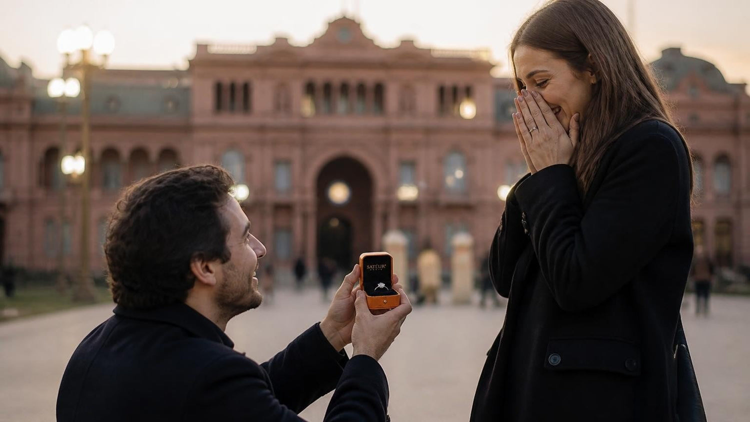 Marriage proposal in Argentina with the Satéur Destinée Ring — Casa Rosada at Plaza de Mayo at dusk