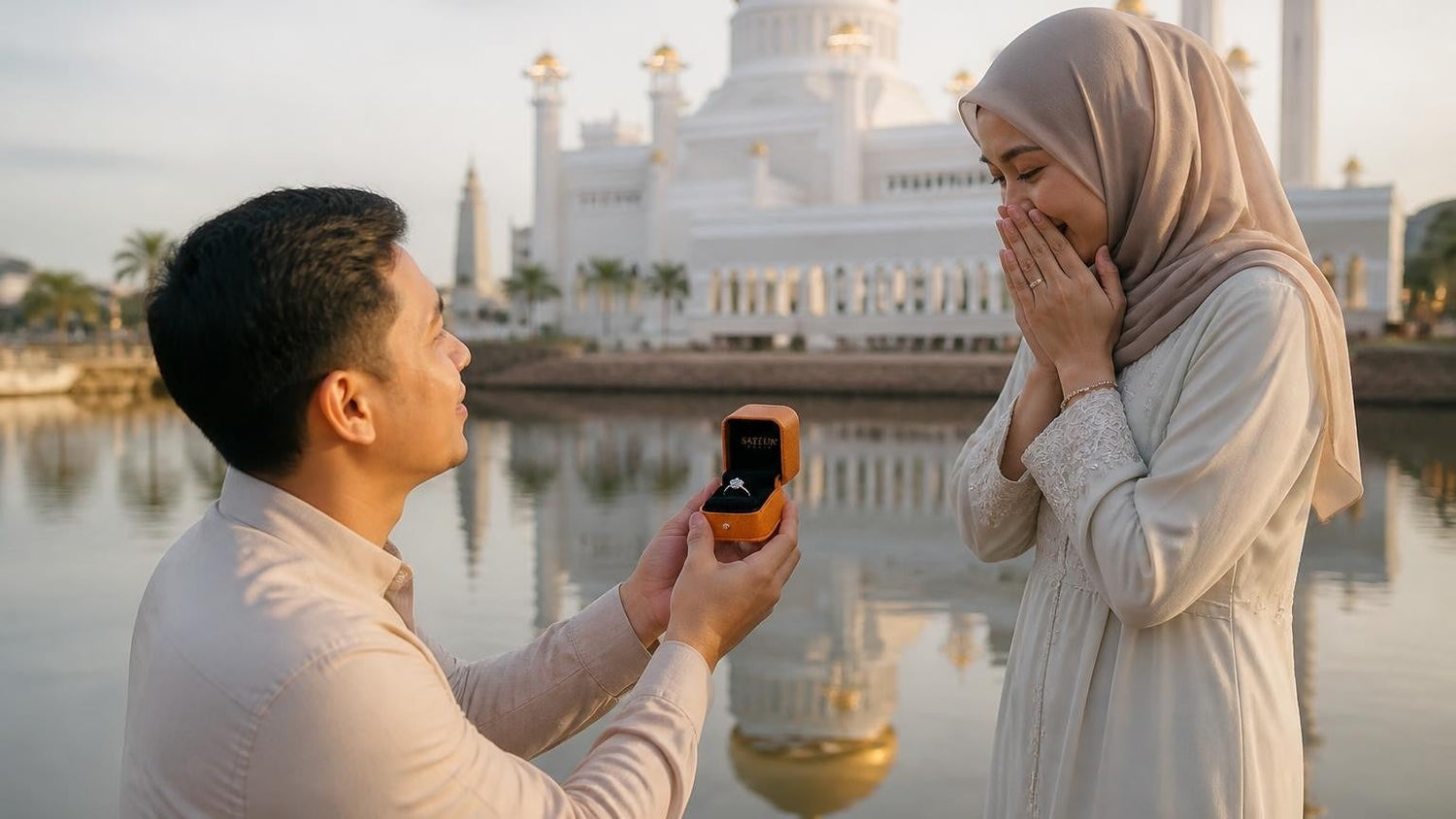Marriage proposal in Brunei with the Satéur Destinée Ring — couple at the Omar Ali Saifuddien Mosque reflecting pool at golden hour