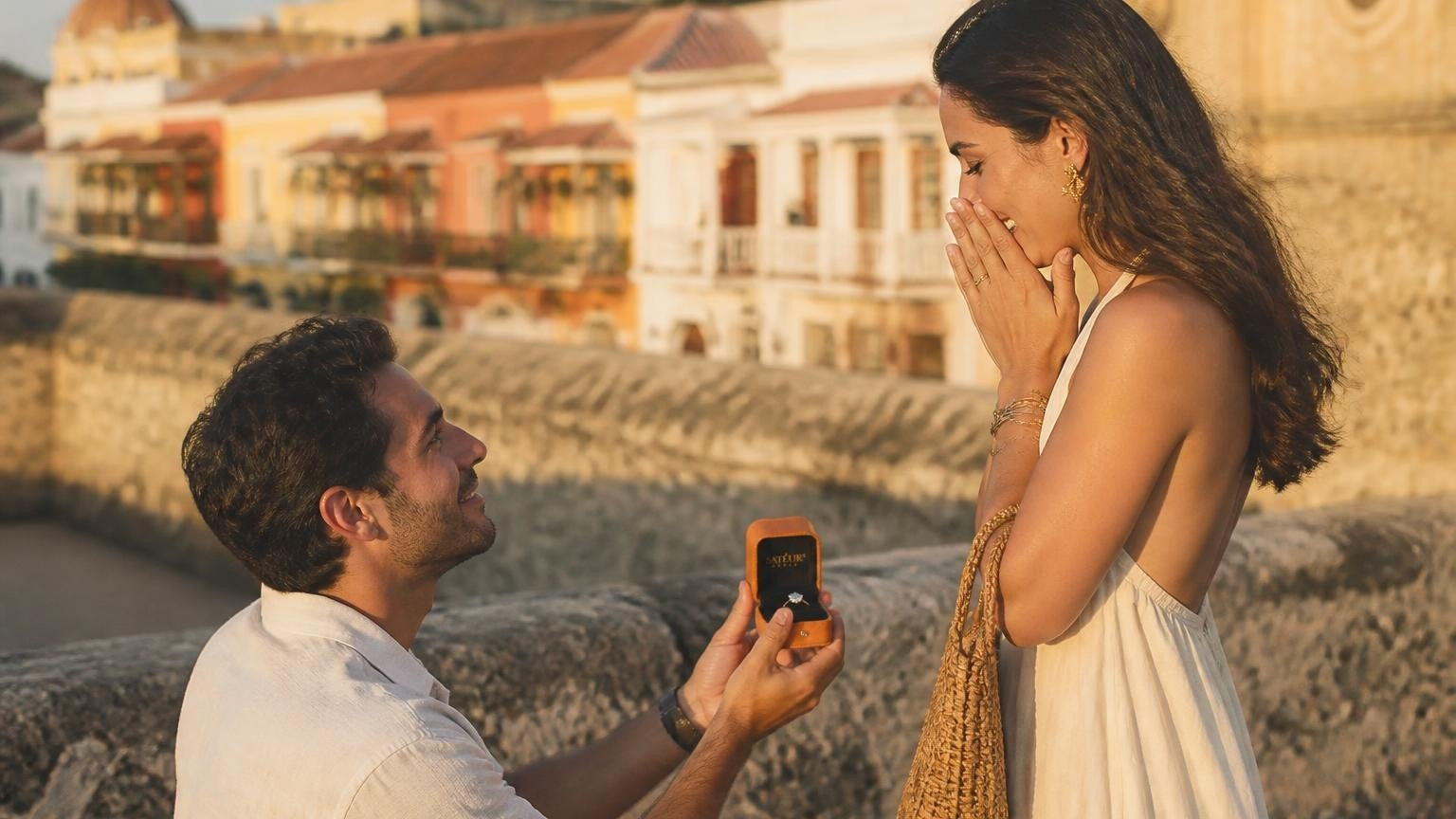 Marriage proposal in Colombia with the Satéur Destinée Ring — golden-hour moment in Cartagena's walled city