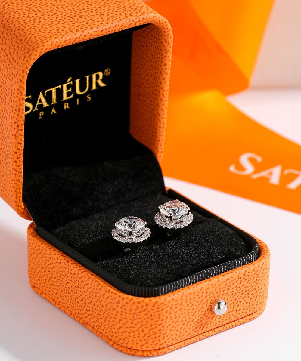 Satéur Pendientes de Diamantes Belle Dame™, Oro Blanco de 18K, Corte Redondo