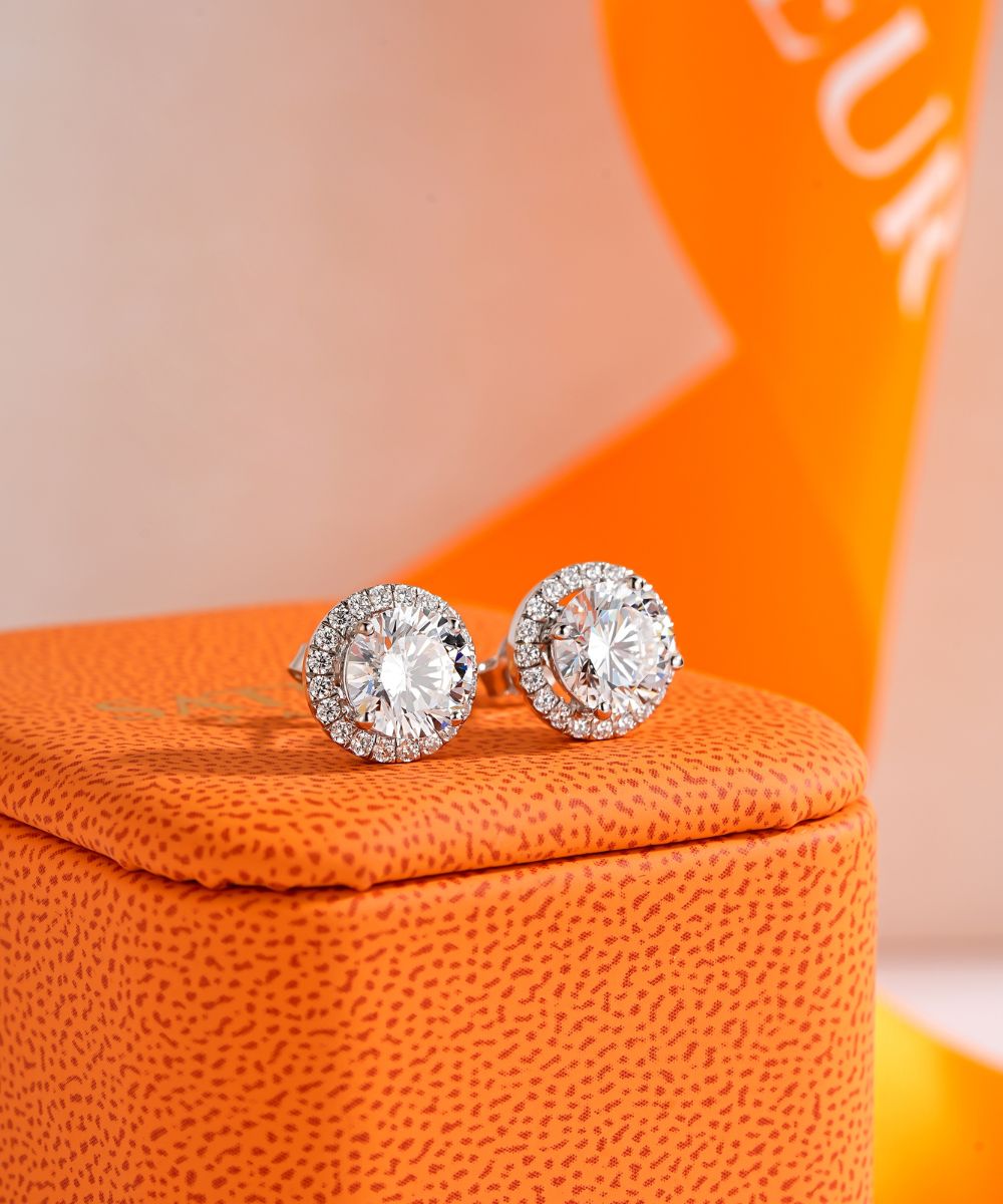 Satéur Pendientes de Diamantes Belle Dame™, Oro Blanco de 18K, Corte Redondo