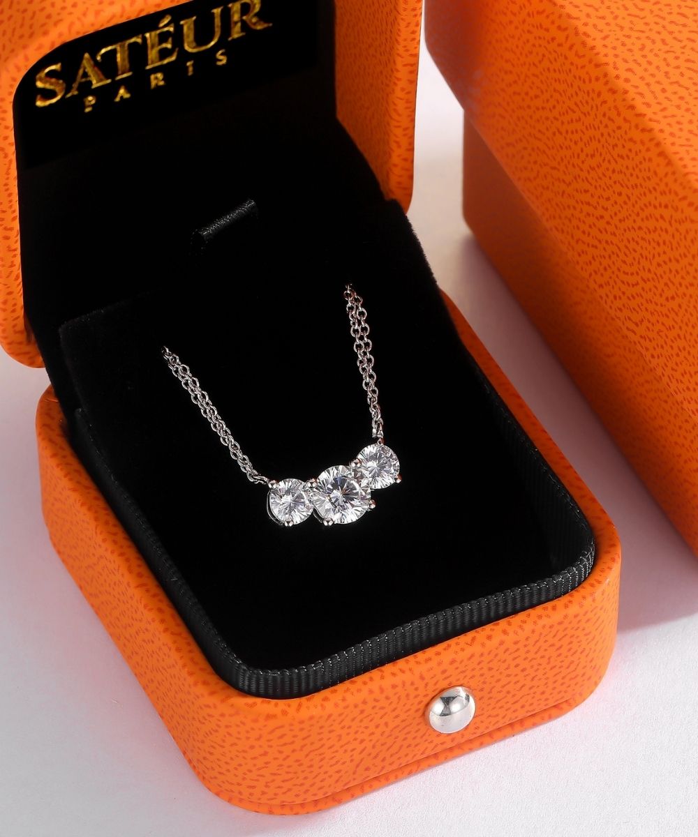Satéur Tri-Pierre Diamond Necklace™, 18K White Gold