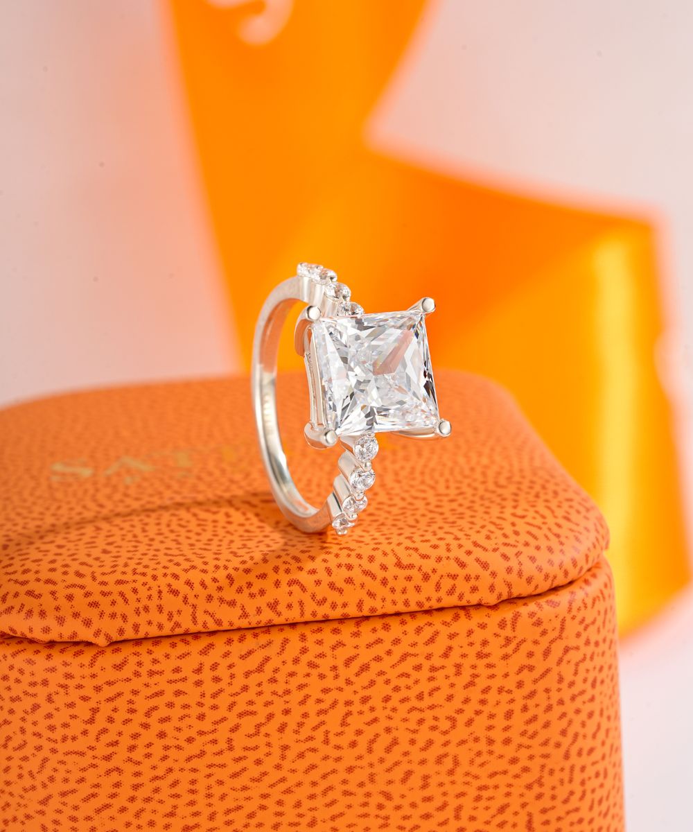 Satéur Lumière Ciselée Diamond Ring™, 18K White Gold
