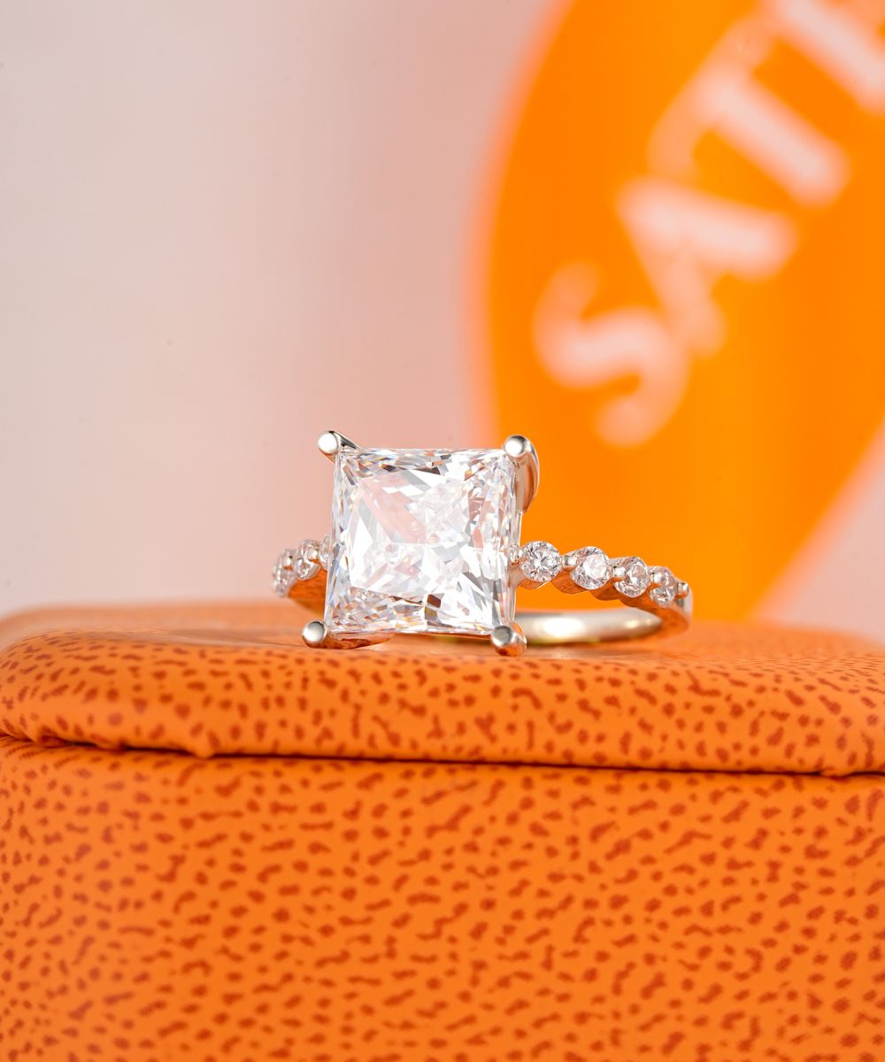 Satéur Lumière Ciselée Diamond Ring™, 18K White Gold