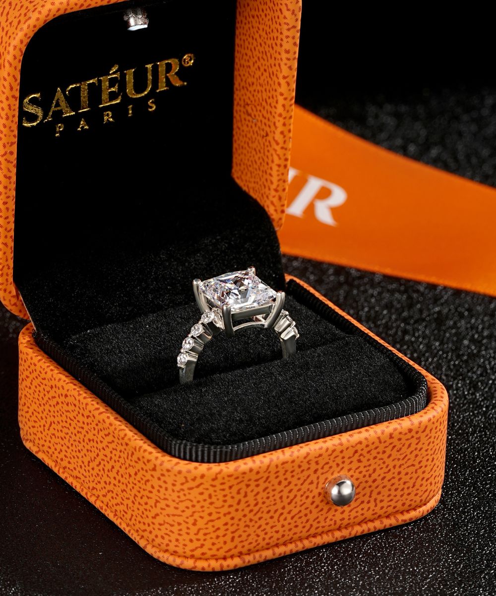 Satéur Lumière Ciselée Diamond Ring™, 18K White Gold