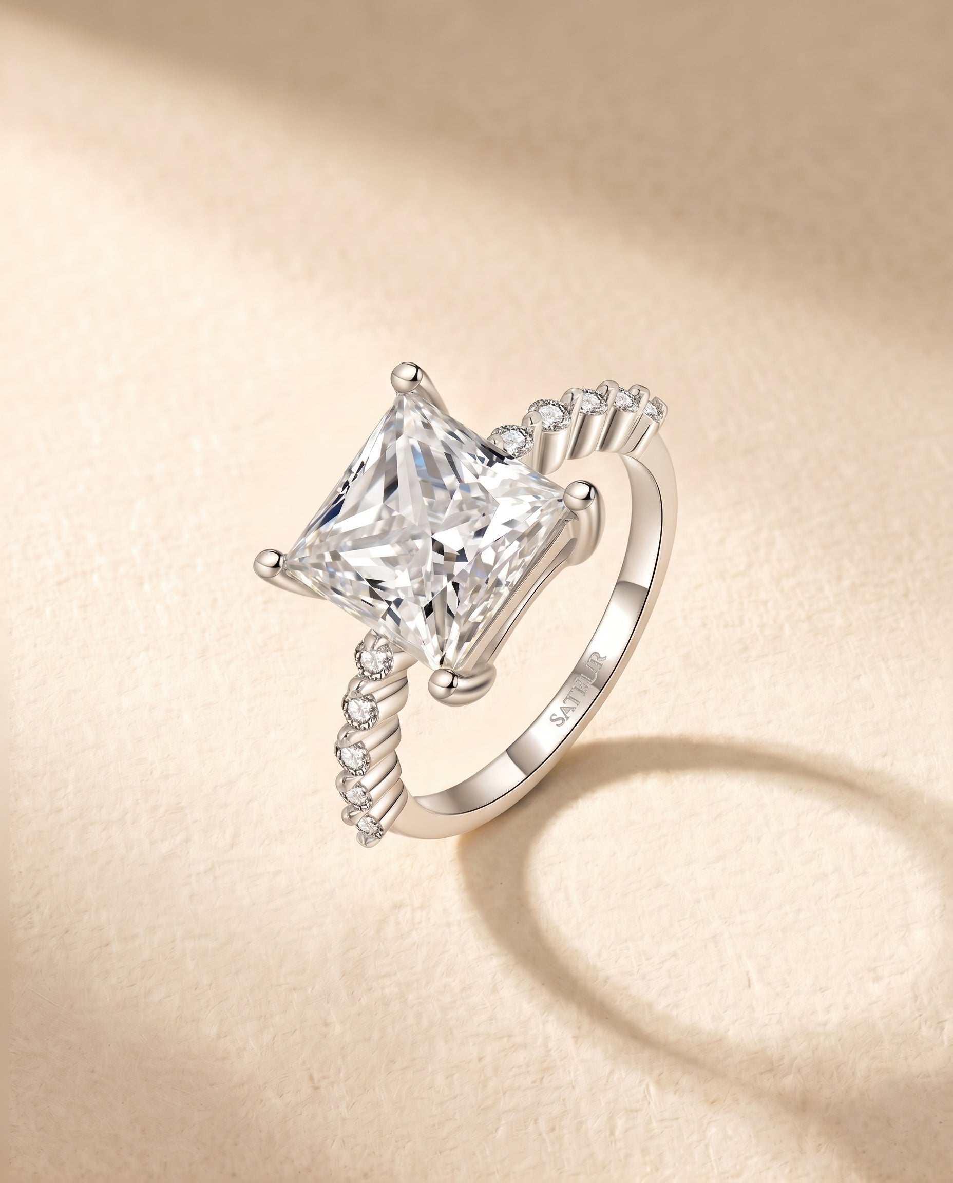 Satéur Lumière Ciselée Ring™
