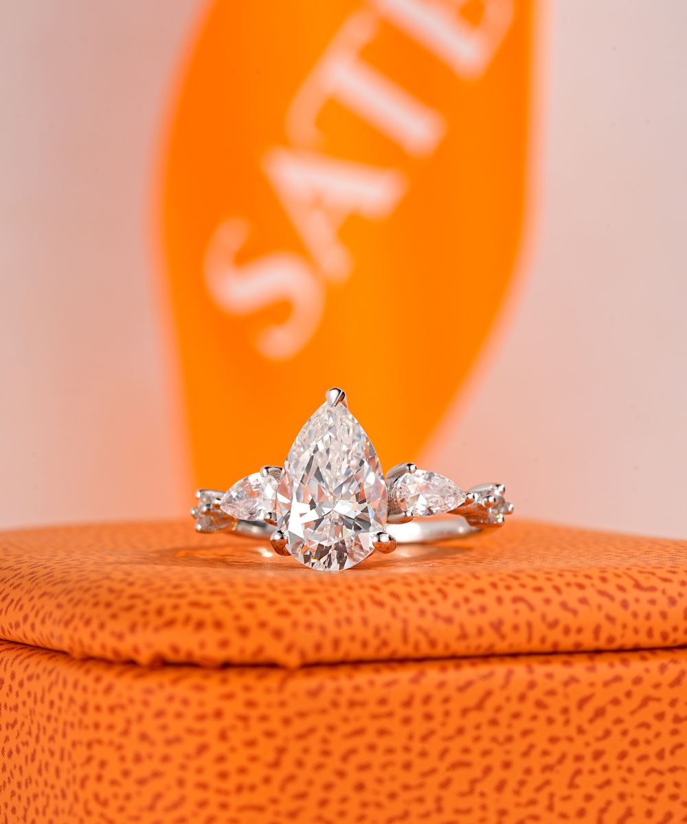 Satéur Lumière Larme Diamond Ring™, 18K White Gold