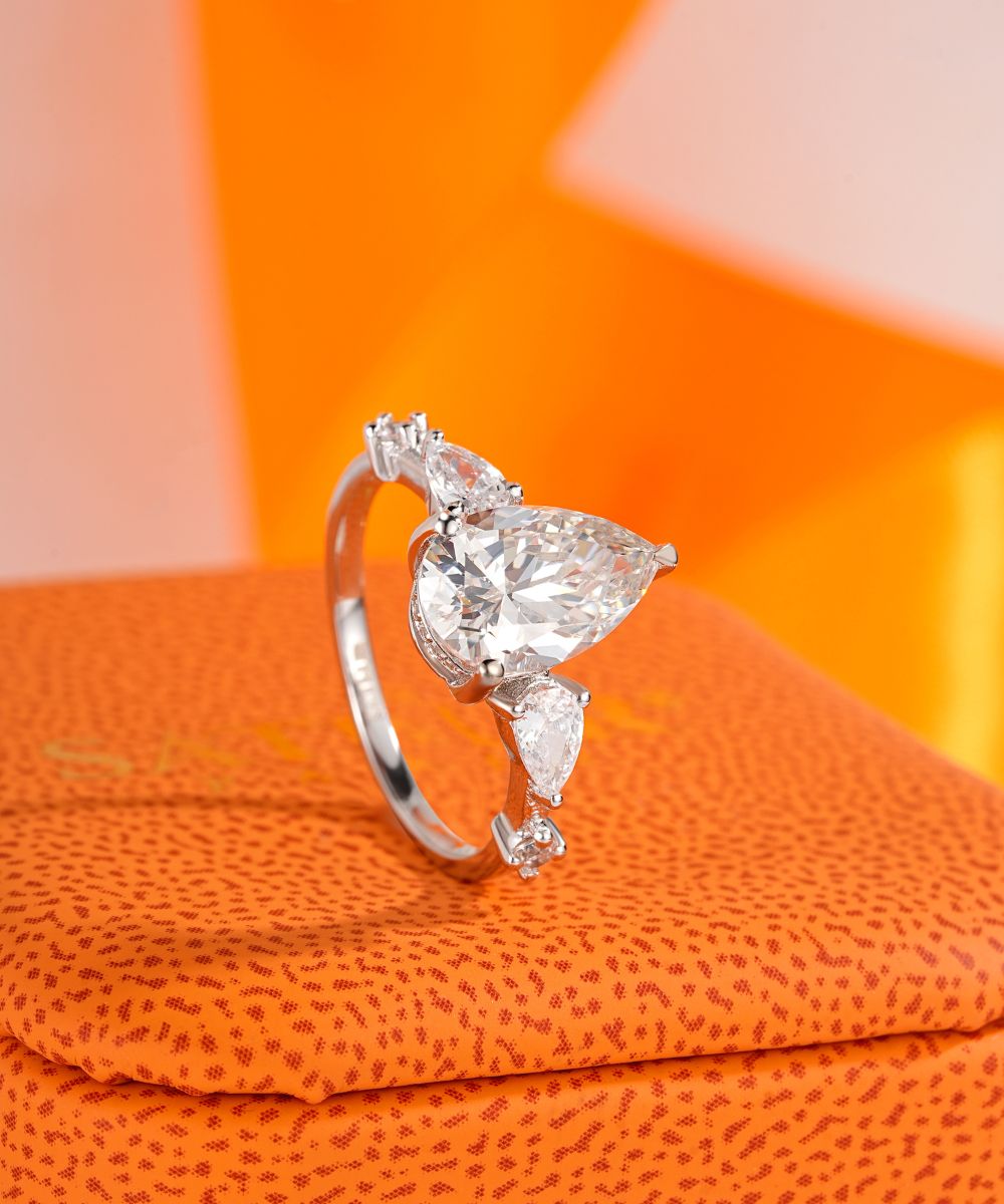 Satéur Lumière Larme Diamond Ring™, 18K White Gold