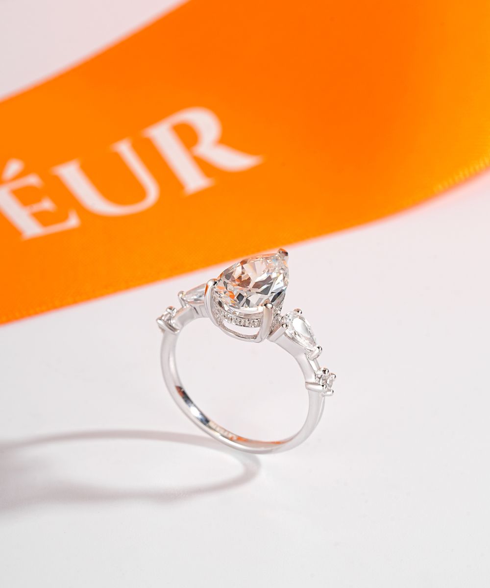 Satéur Lumière Larme Diamond Ring™, 18K White Gold