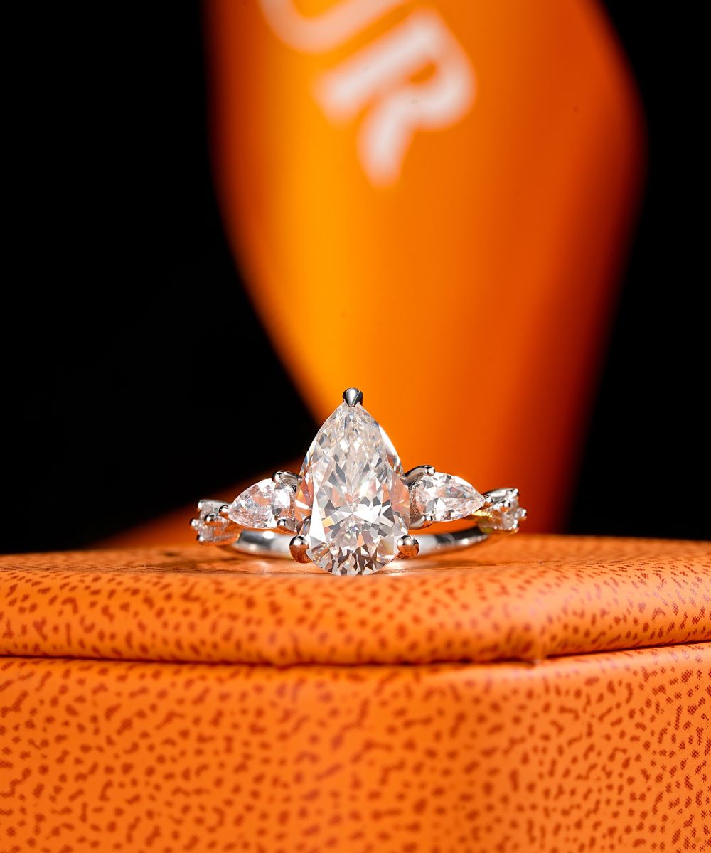 Satéur Lumière Larme Diamond Ring™, 18K White Gold