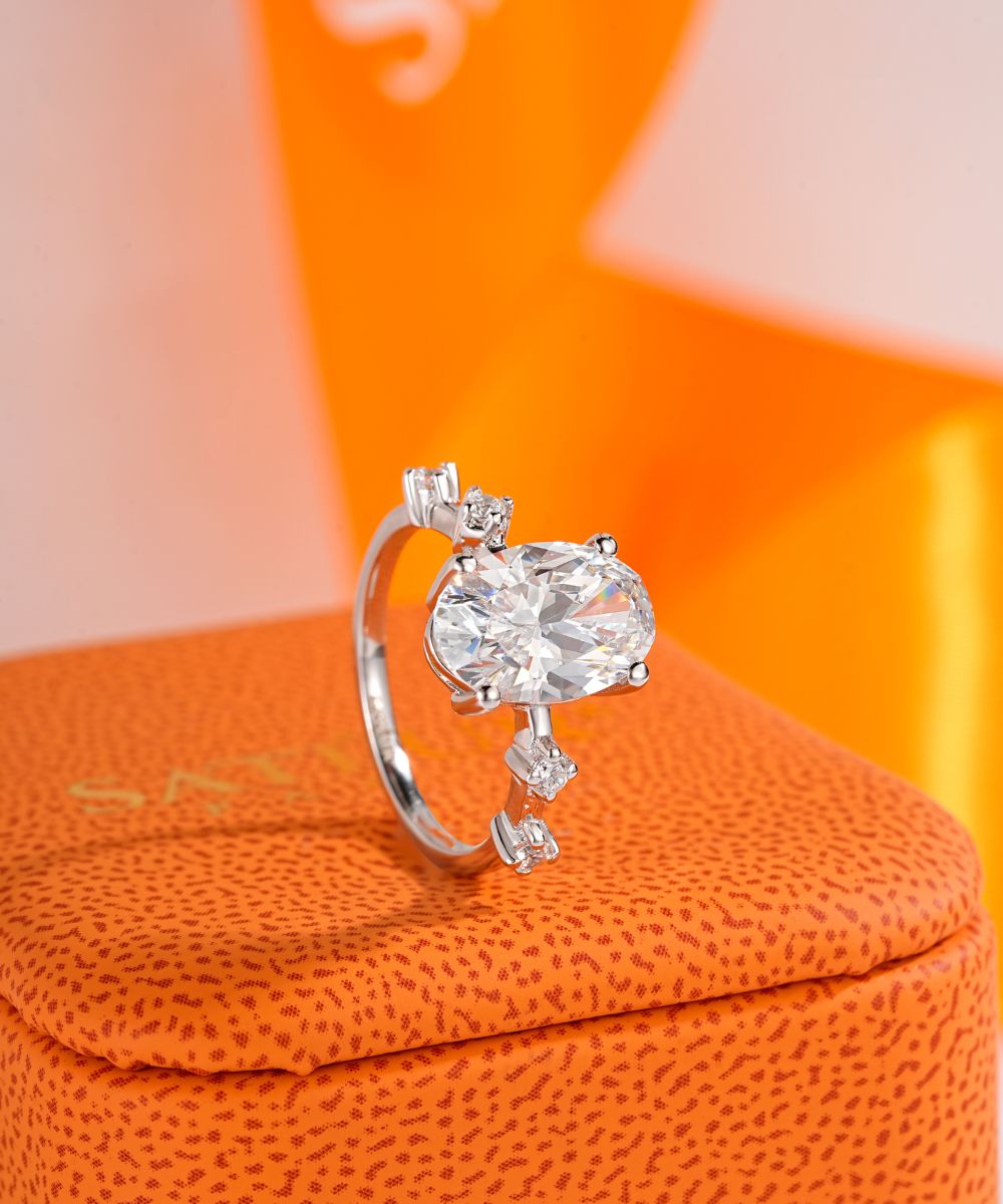 Satéur Lumière Ovale Diamond Ring™, 18K White Gold
