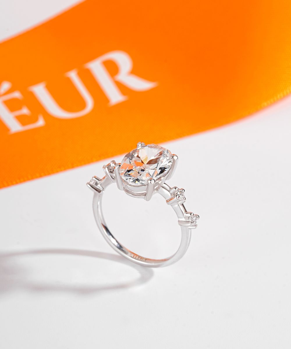 Satéur Lumière Ovale Diamond Ring™, 18K White Gold