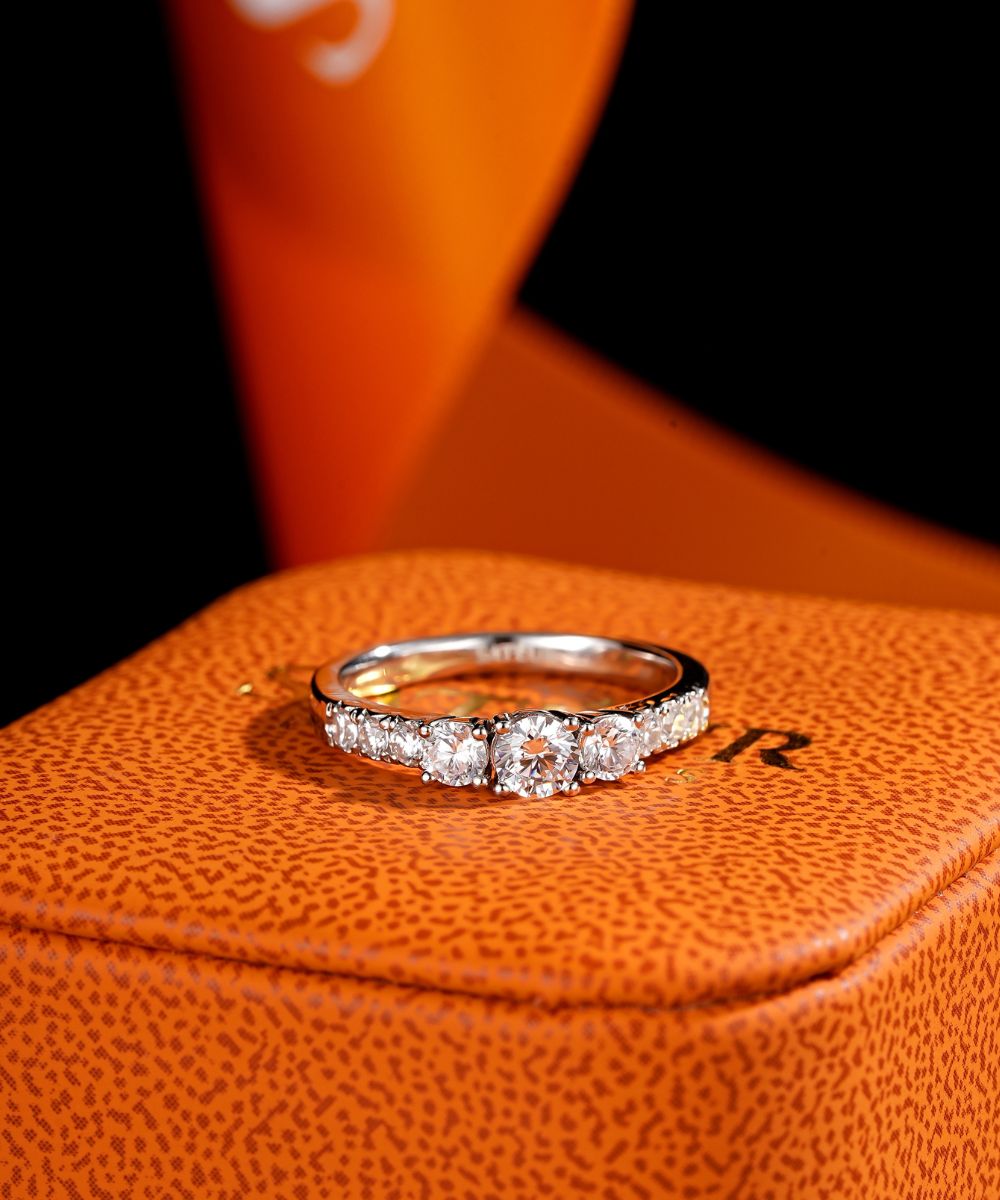 Satéur Moderne Diamond Ring™, 18K White Gold