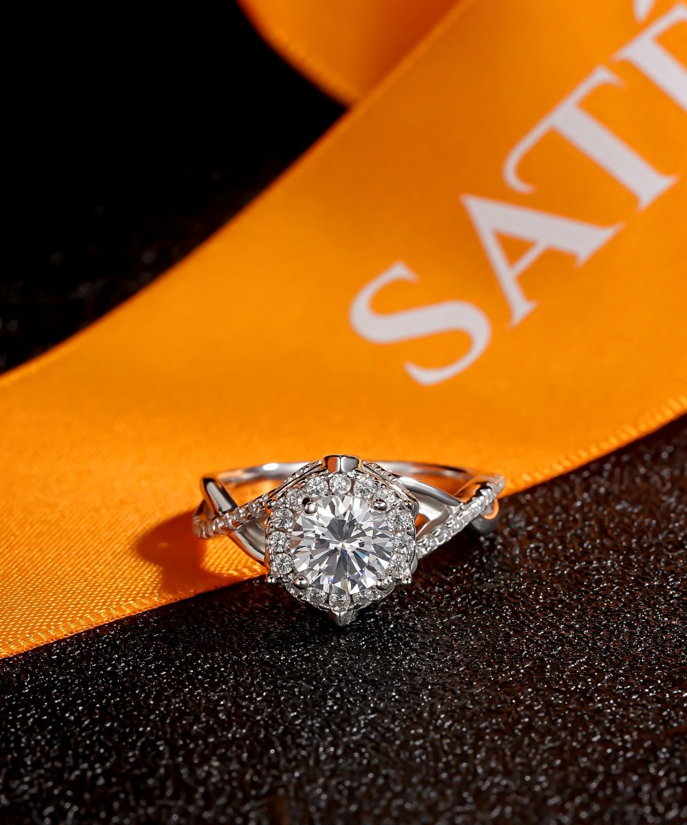 Satéur Majesté Éclatante Diamond Ring™, 18K White Gold
