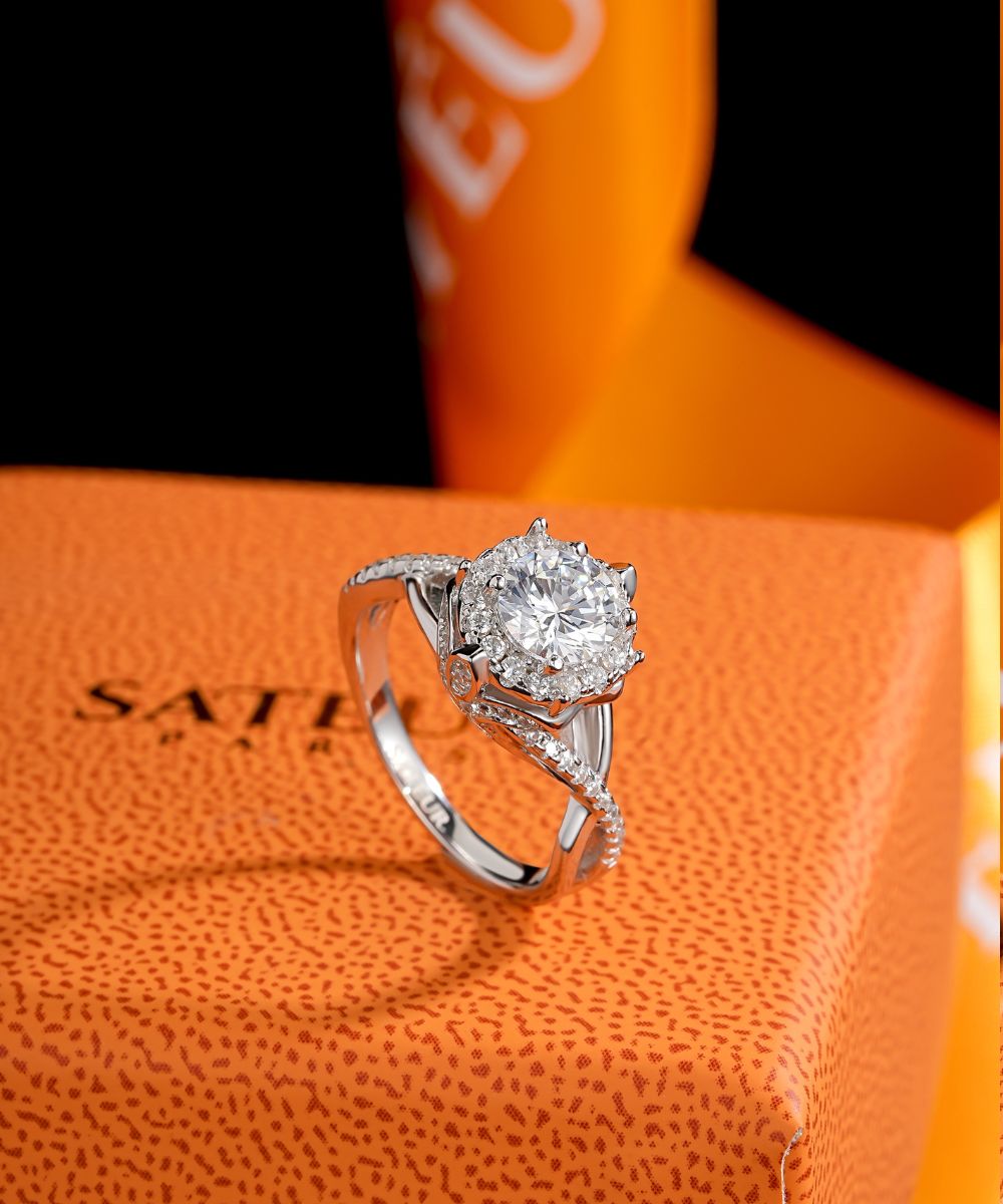 Satéur Majesté Éclatante Diamond Ring™, 18K White Gold