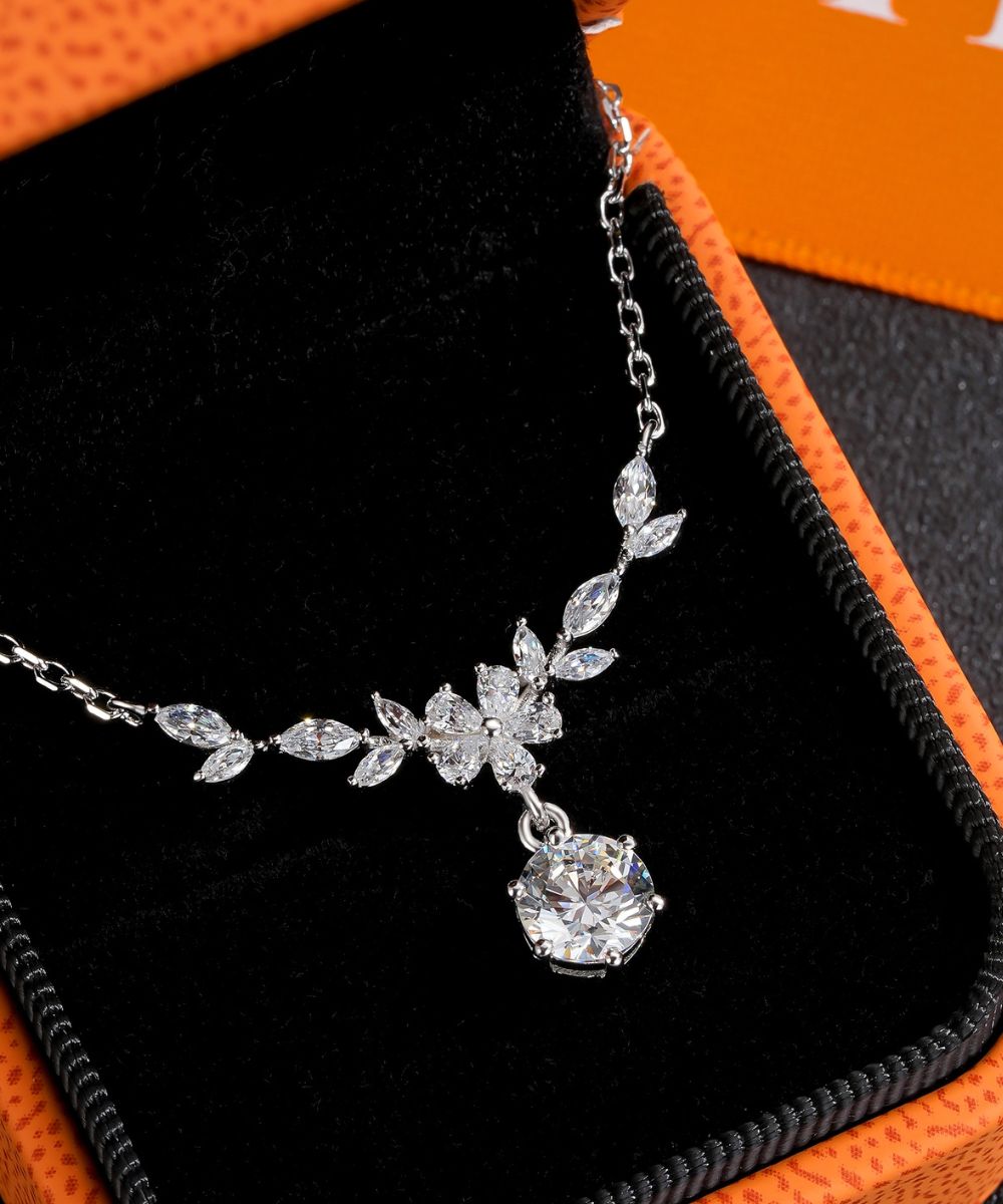 Satéur Fleur de Versailles Diamond Necklace™, 18K White Gold