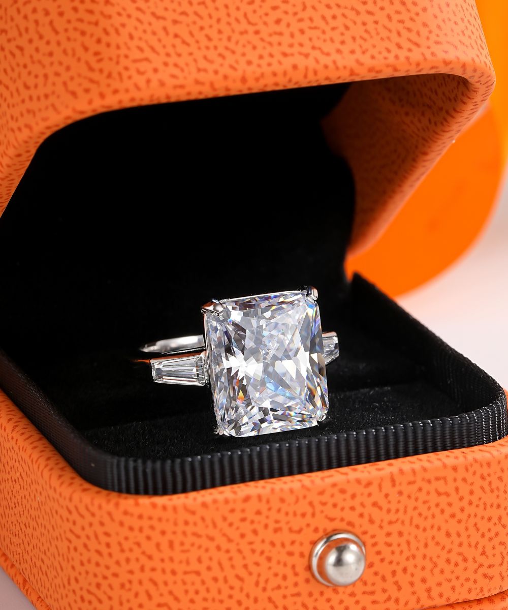 Satéur Légende 1956 Diamond Ring™, 18K White Gold