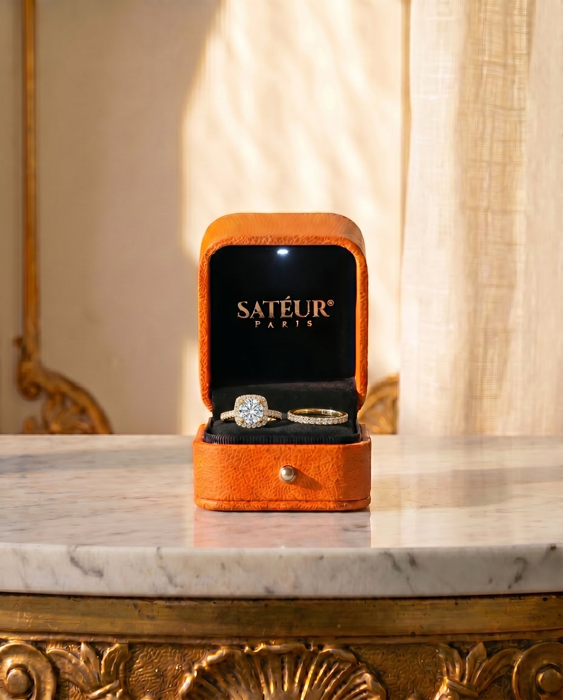Satéur Aurous Gold Lumière Wedding Ring Set™