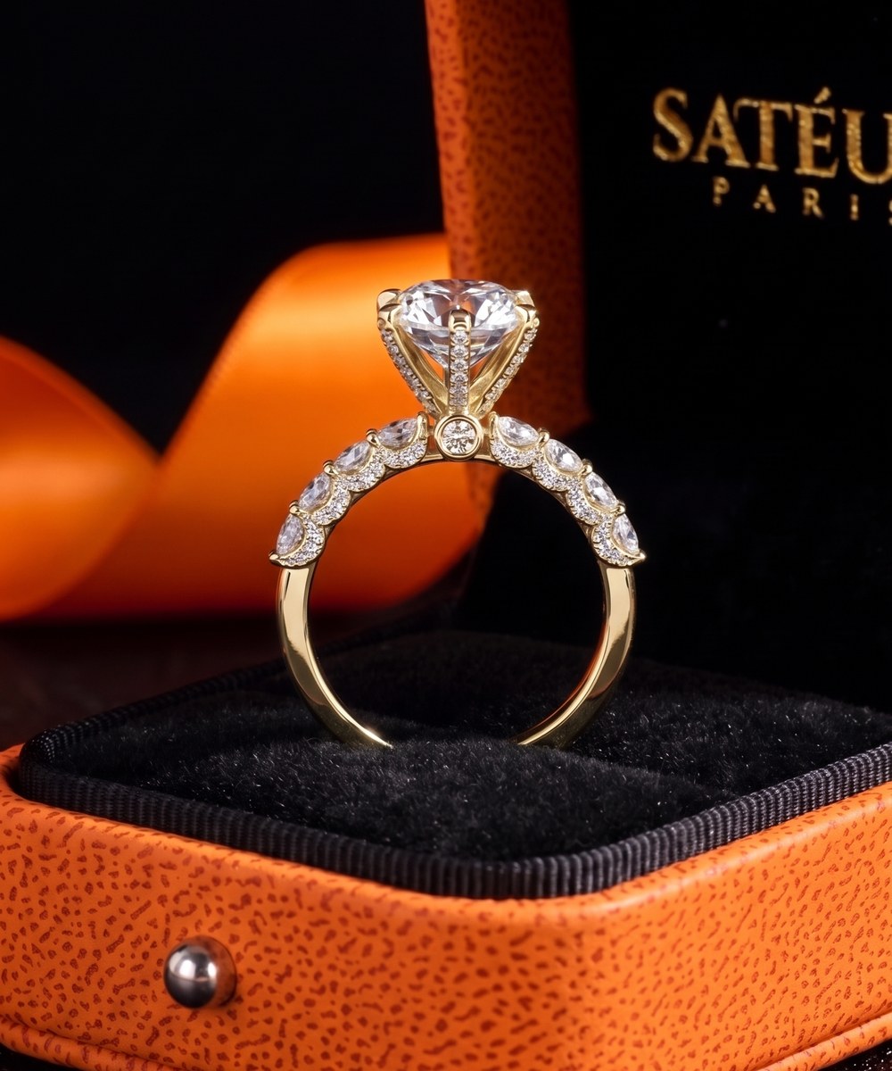 Satéur Aurous Gold Victoire Ring — 18K gold finish diamond-look solitaire — side-profile