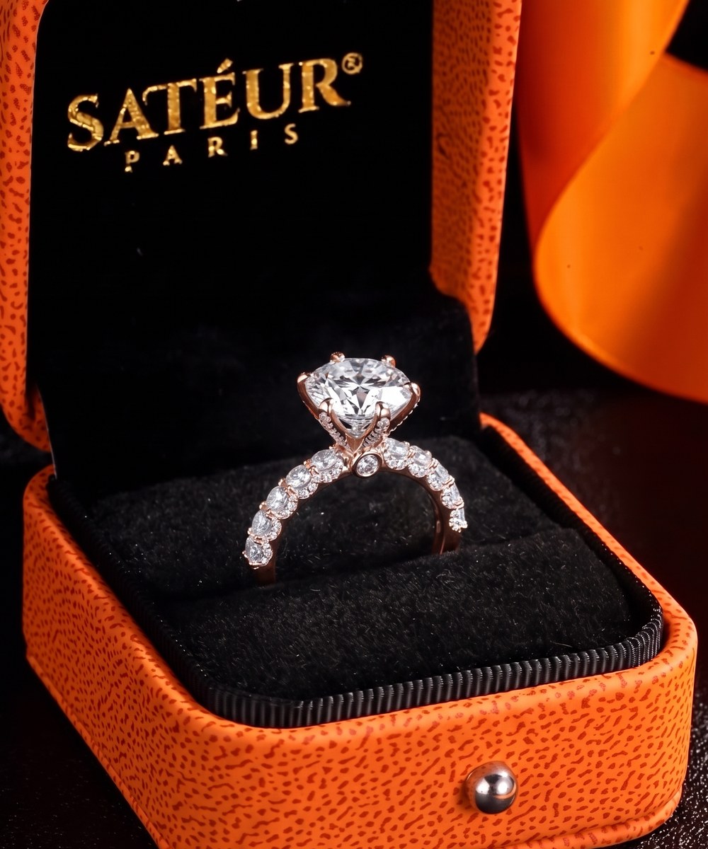 Satéur Rosé Victoire Ring — 18K rose gold finish diamond-look solitaire — black-04