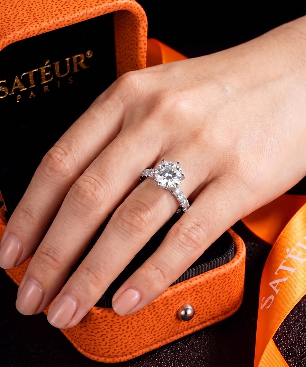 Satéur Victoire Ring — white gold finish diamond-look solitaire — hands-on